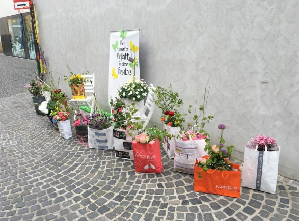 Zum Frühlingsfest grüßte die Grube ihre Besucher mit bunt bepflanzten Taschen
